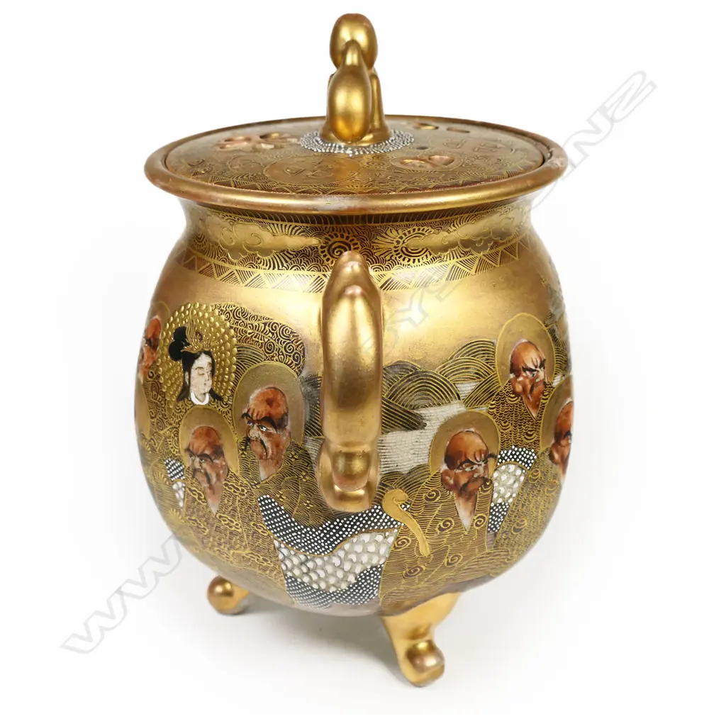 A Satsuma potpourri vase and cover, Image 1++