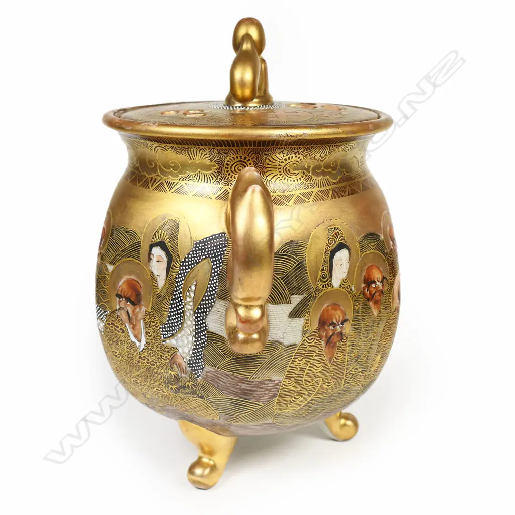 A Satsuma potpourri vase and cover, Image 1++