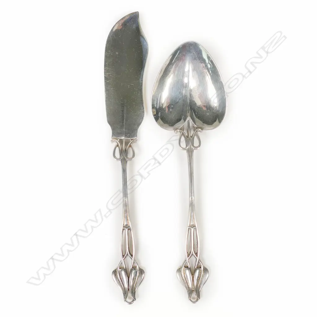 A pair of Edwardian silver Art Nouveau spoon and butter knife boxed set, Image 1++