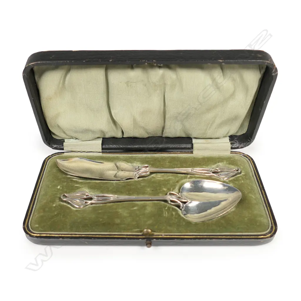 A pair of Edwardian silver Art Nouveau spoon and butter knife boxed set, Image 1++