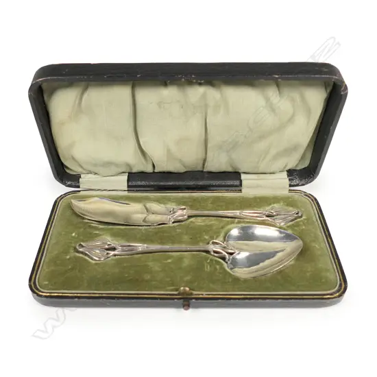 A pair of Edwardian silver Art Nouveau spoon and butter knife boxed set,