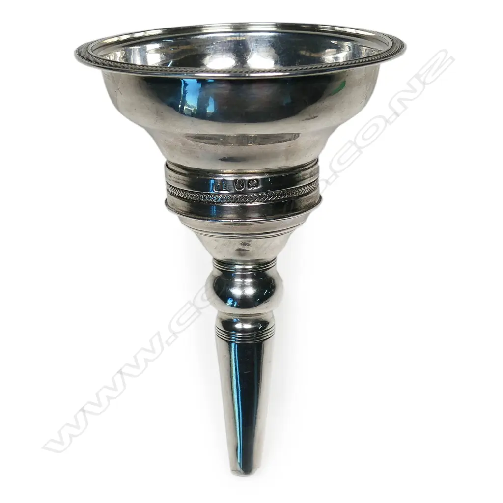 A George III silver wine funnel, Image 1++