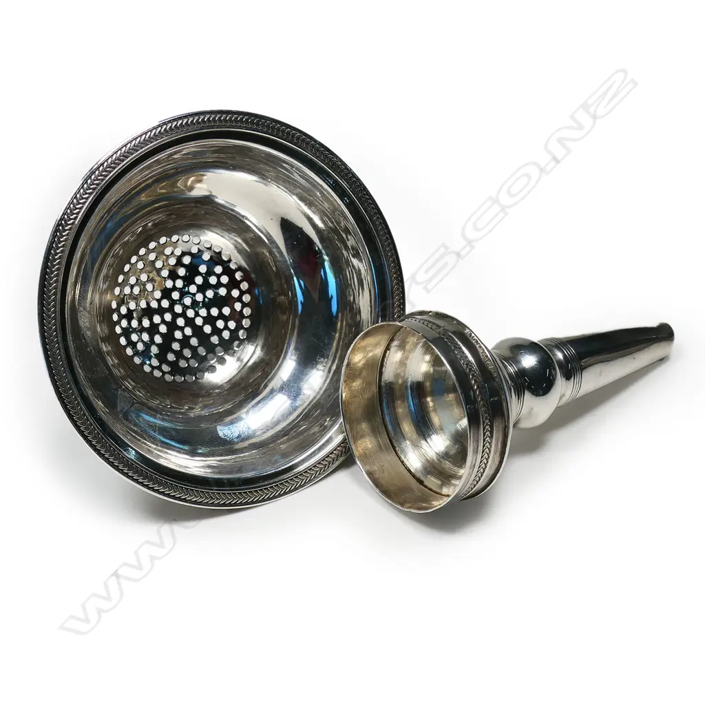 A George III silver wine funnel, Image 1++