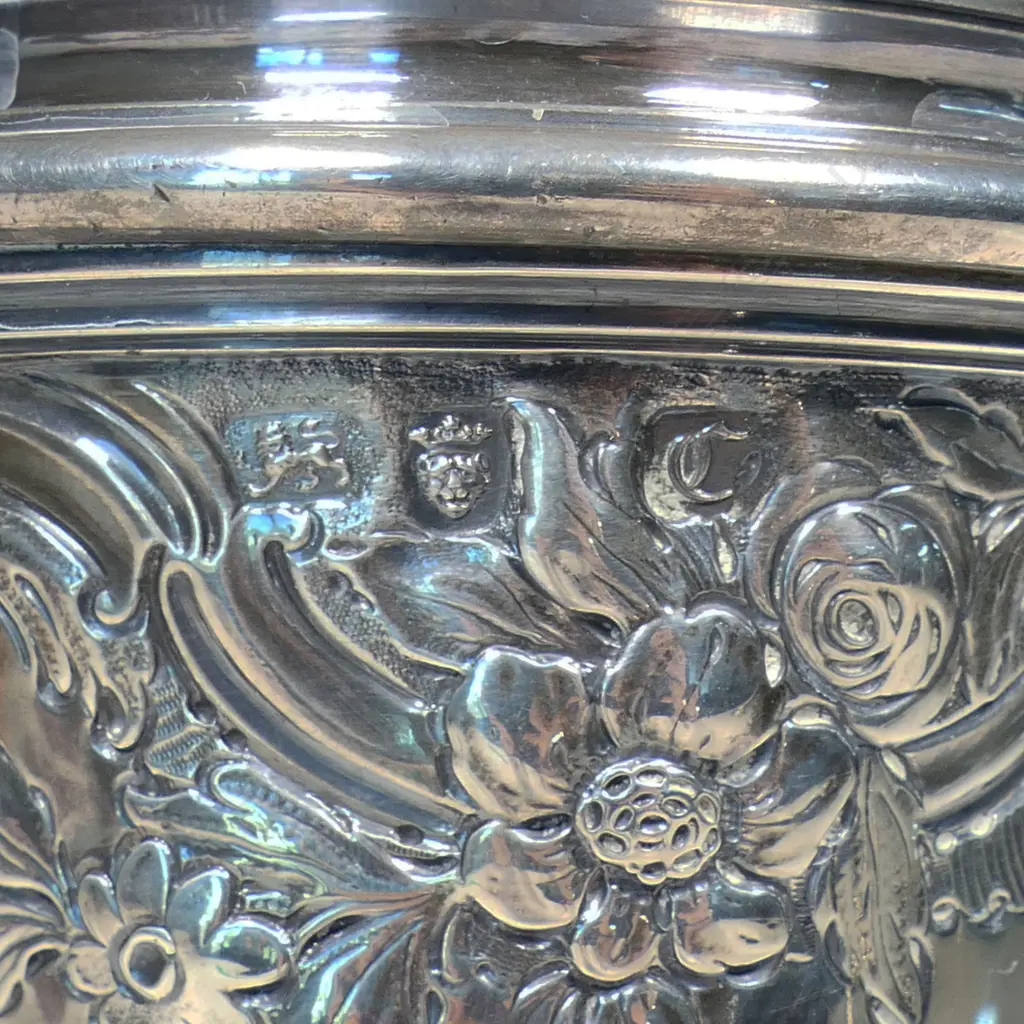 An elegant George III silver decorative Chinese influence rococo coffee pot, Image 1++