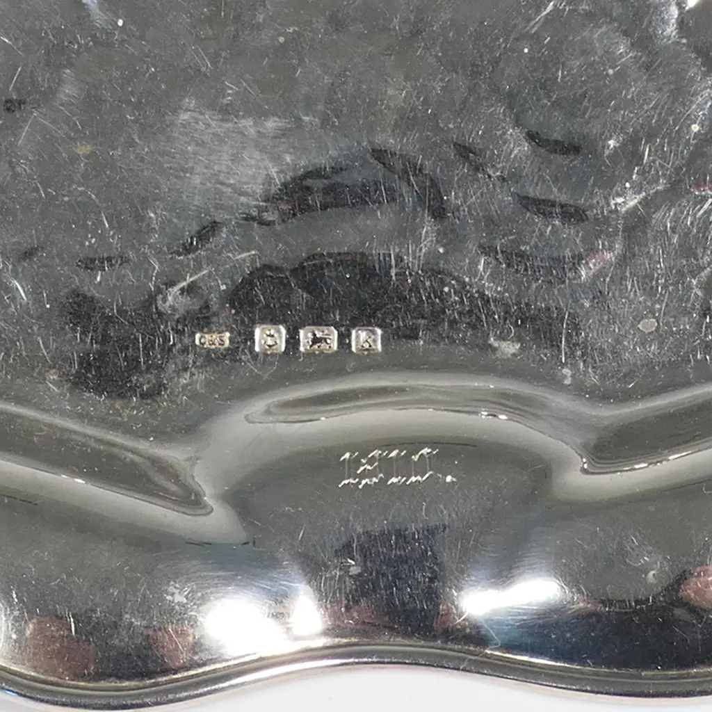 An Edwardian silver serpentine dressing table tray, Image 1++