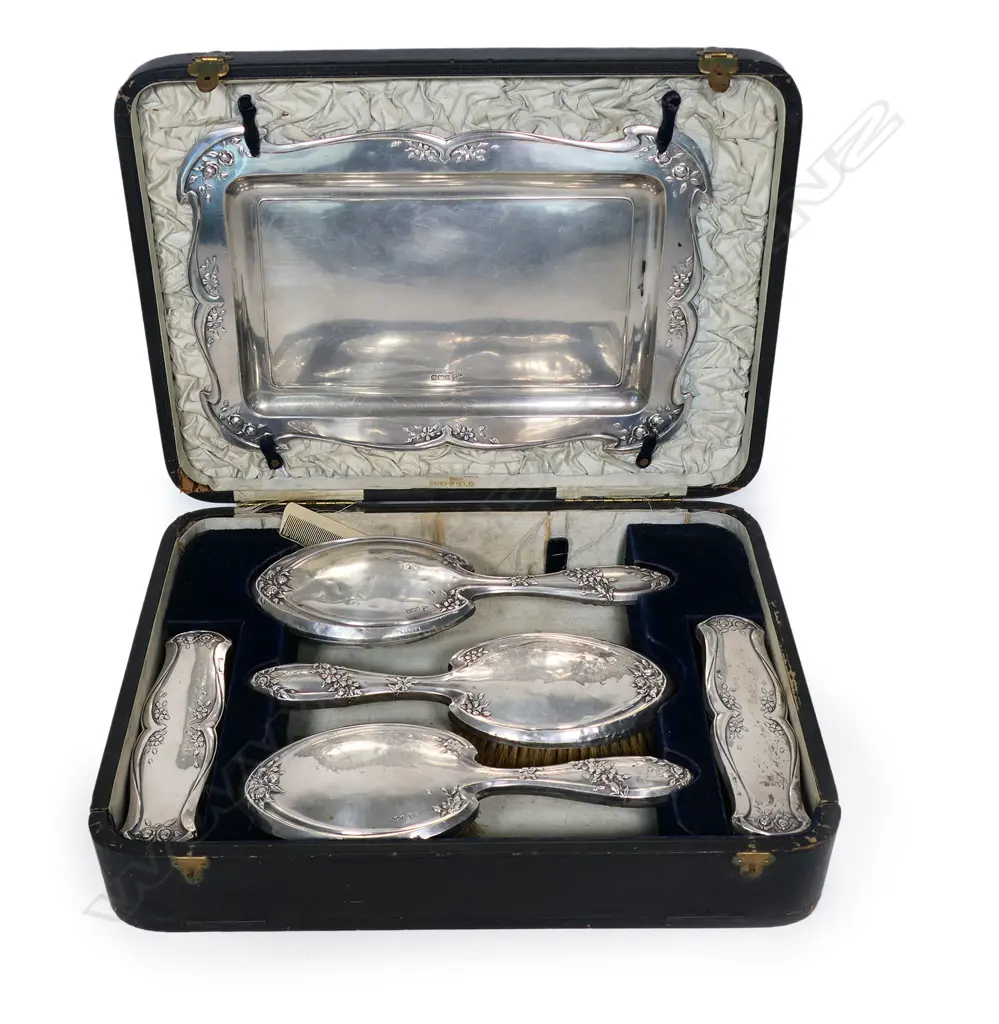 An Edwardian cased set of dressing table brushes and tray, Image 1++