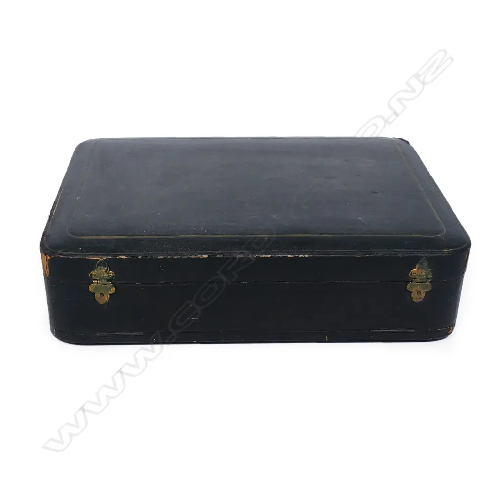 An Edwardian cased set of dressing table brushes and tray, Image 1++