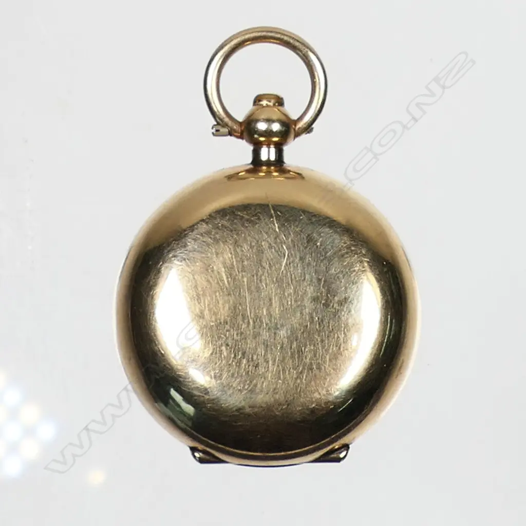 An early 1900s 9ct gold sovereign case - By Dennison Co., engraved initials to front. Birmingham 1911. 17gms. Image 1++