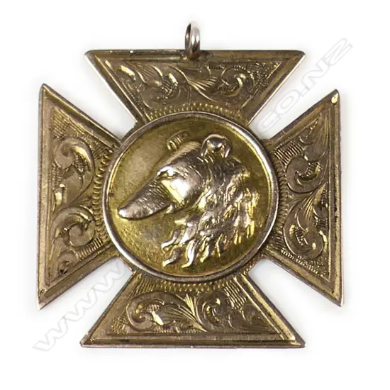 A c.1922 9ct gold fob medallion with dog's head,