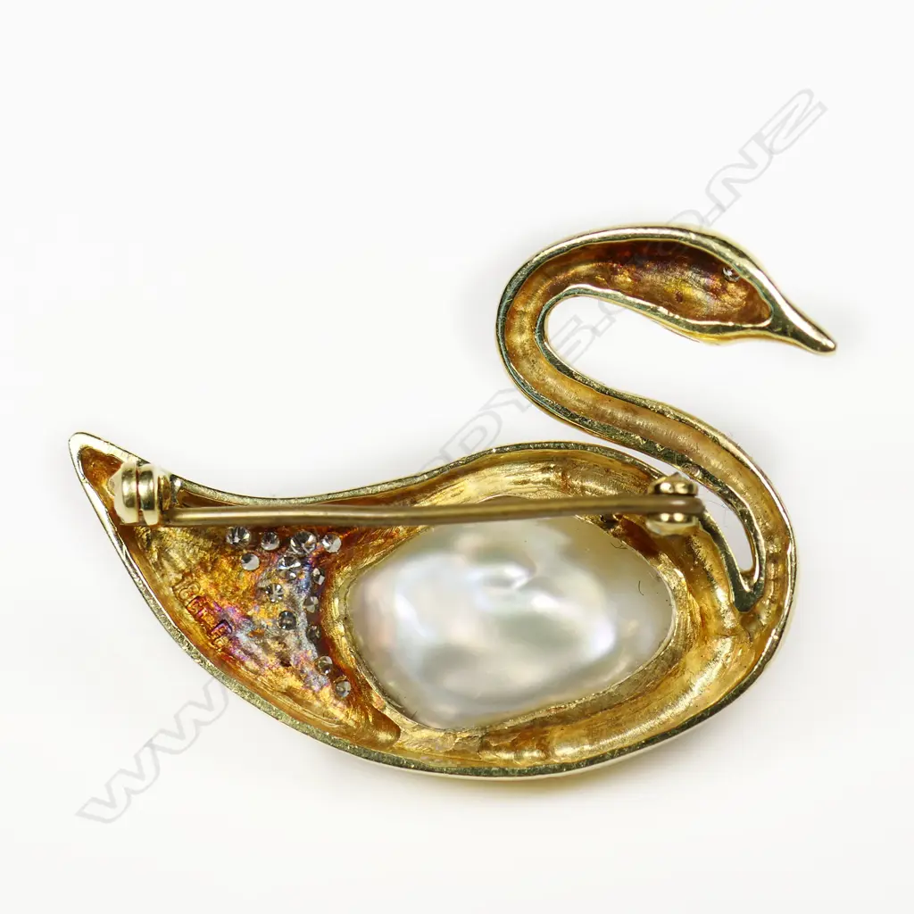 An 18ct yellow gold large South Seas baroque cultured pearl and diamond swan brooch, Image 1++