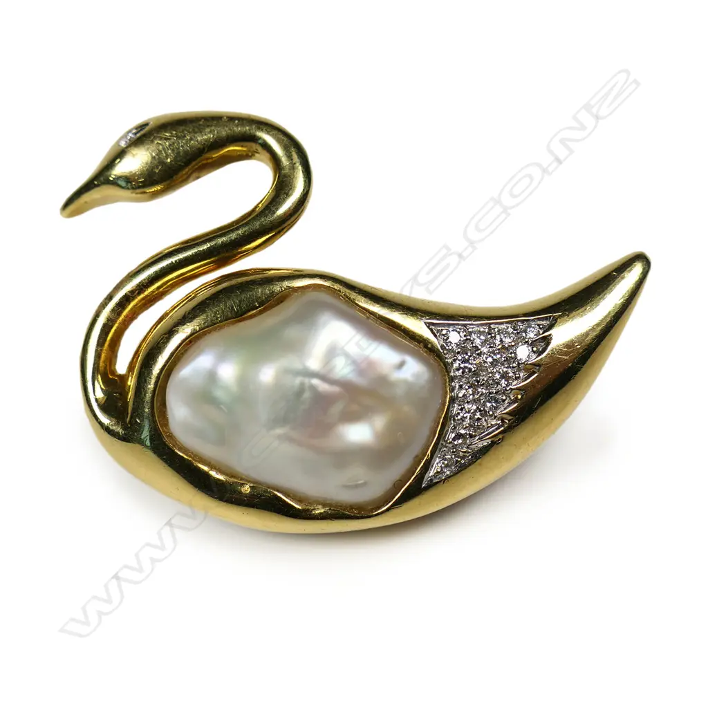 An 18ct yellow gold large South Seas baroque cultured pearl and diamond swan brooch, Image 1++