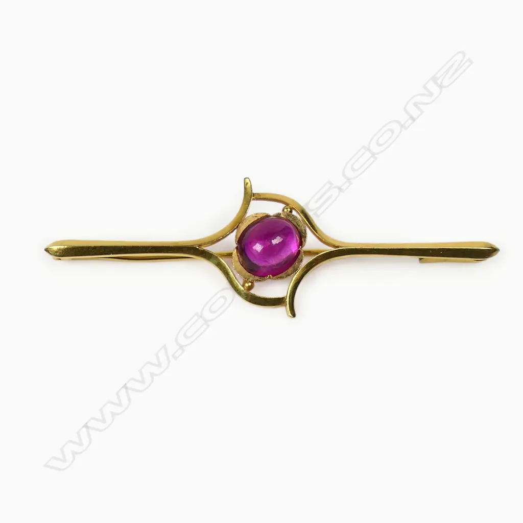 A 22ct gold and ruby brooch, Image 1++