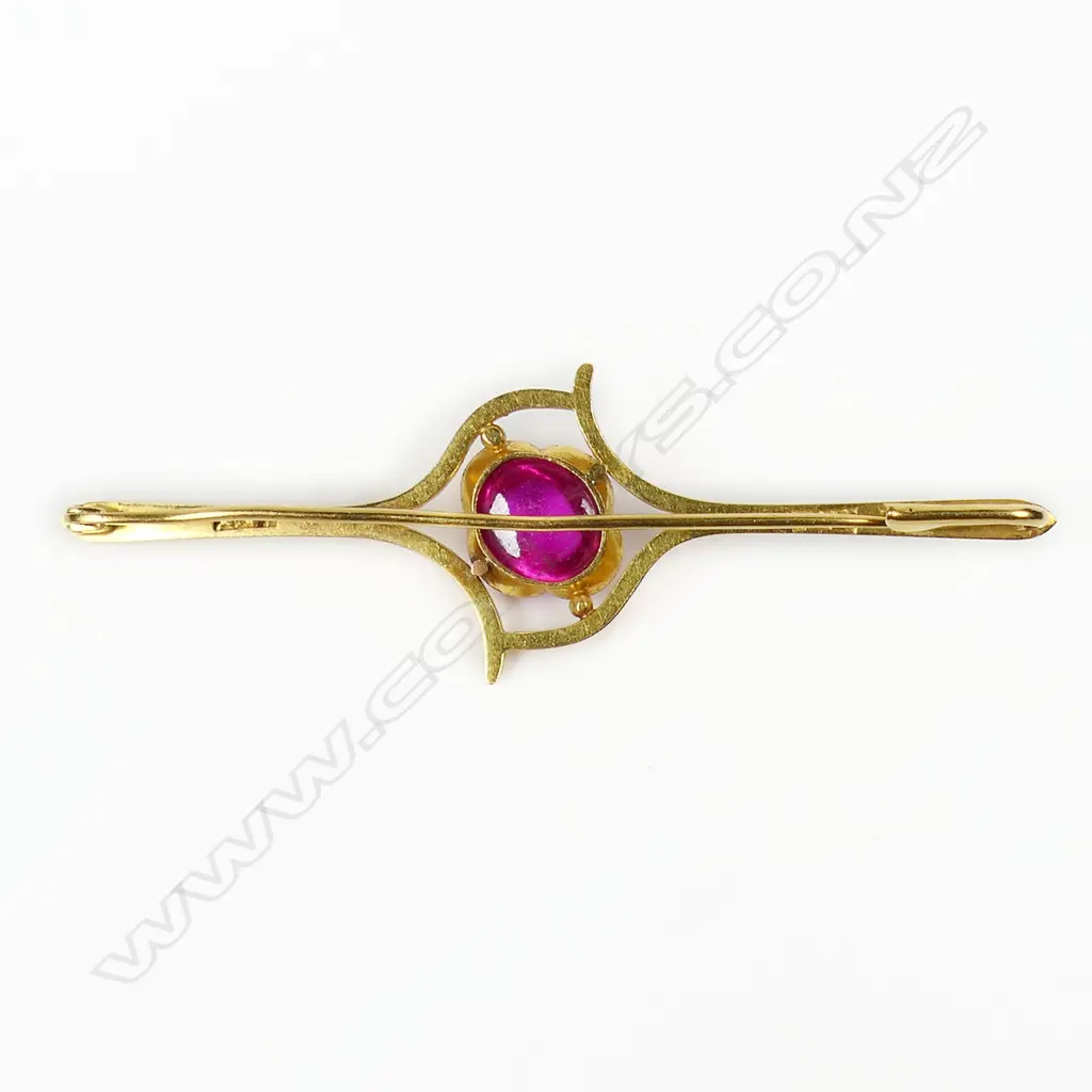 A 22ct gold and ruby brooch, Image 1++