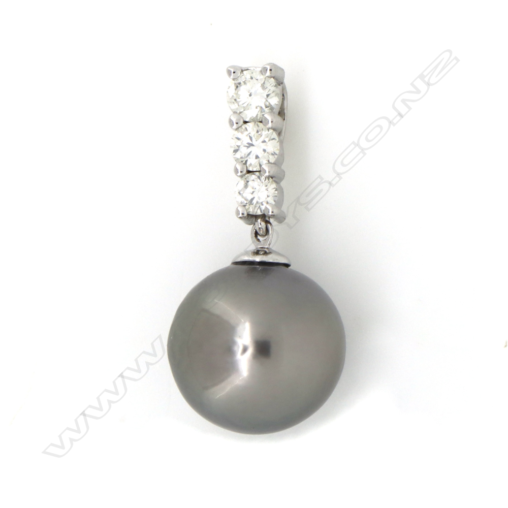 A 14ct white gold Tahitian pearl and diamond drop pendant, Image 1++