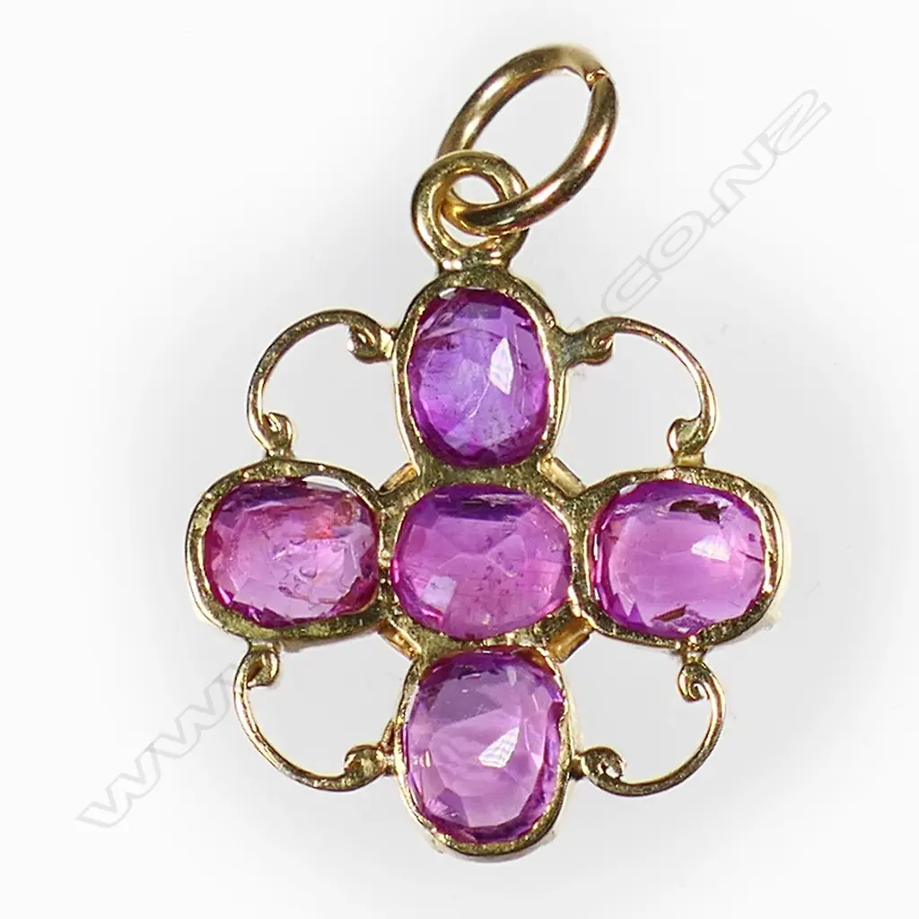 A 20ct gold and pink sapphire pendant, Image 1++