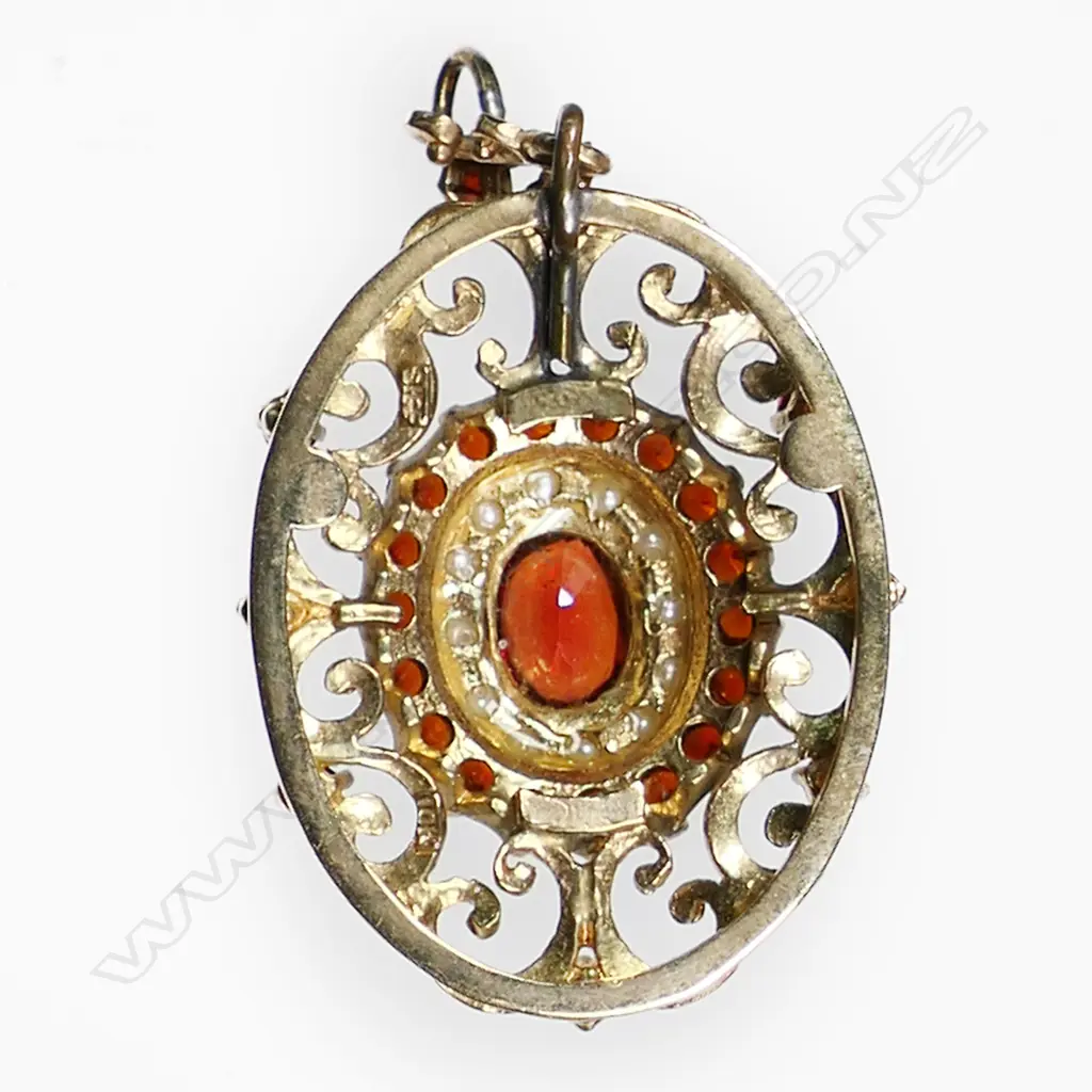 A 10ct yellow gold almandine garnet and cultured pearl pendant, Image 1++