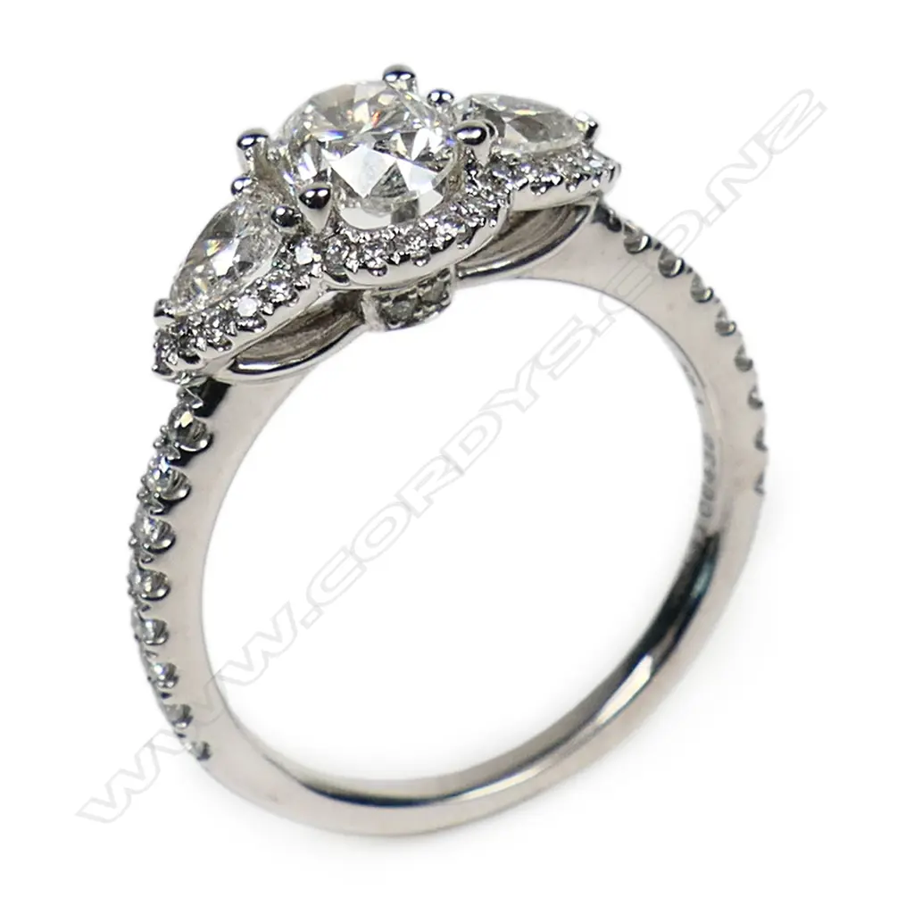 An 18ct white gold and diamond ring, Image 1++