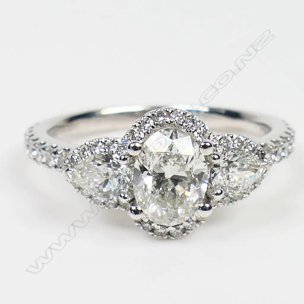 An 18ct white gold and diamond ring, Image 1++