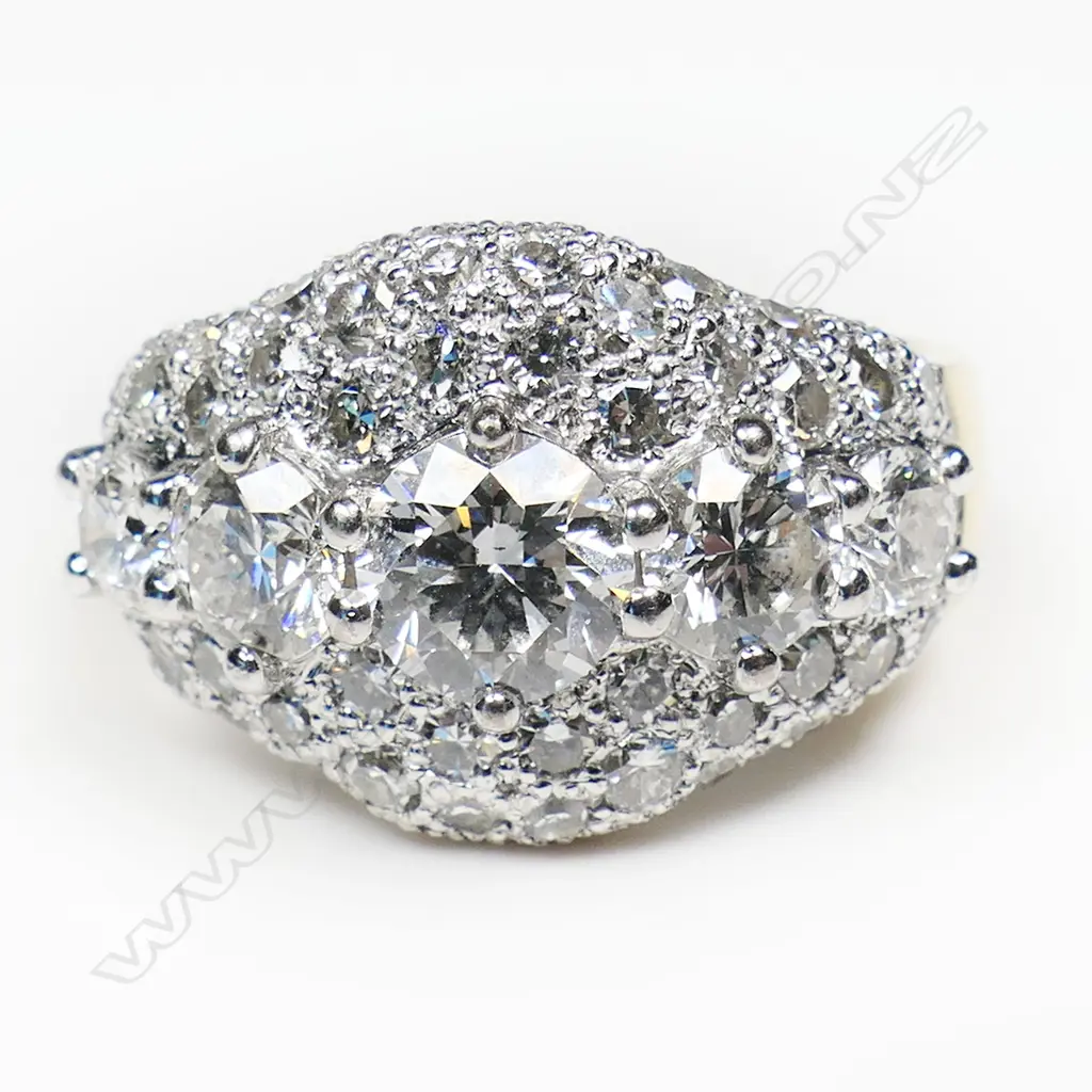 An impressive 18ct white and yellow gold and diamond dress ring, Image 1++