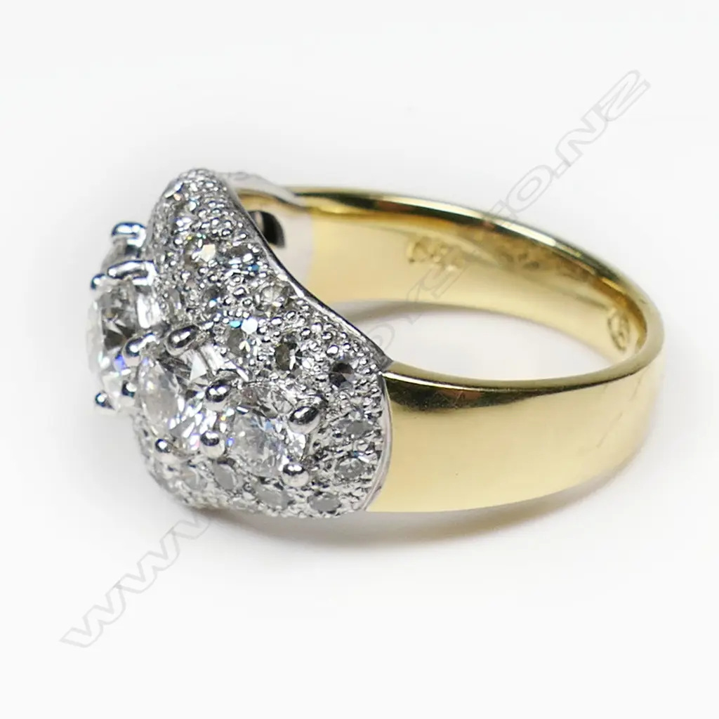 An impressive 18ct white and yellow gold and diamond dress ring, Image 1++