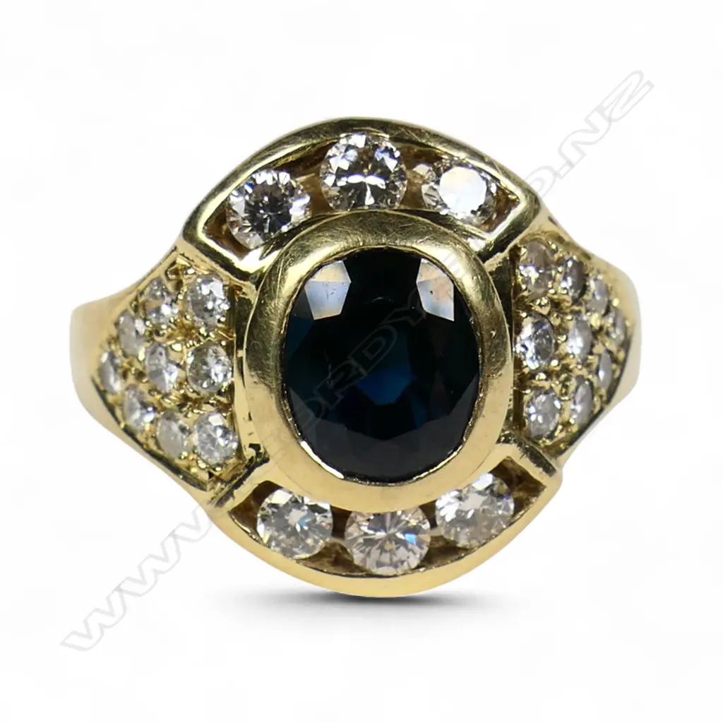 An 18ct gold sapphire and diamond cluster ring, Image 1++
