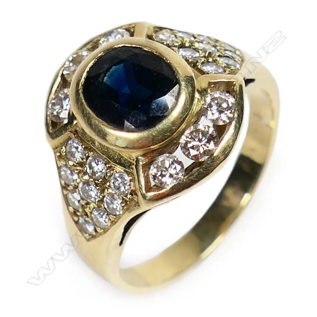 An 18ct gold sapphire and diamond cluster ring, Image 1++