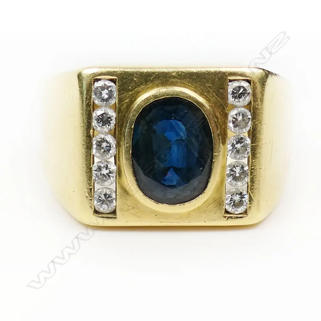 A substantial 18ct yellow gold sapphire and diamond gent's ring, Image 1++