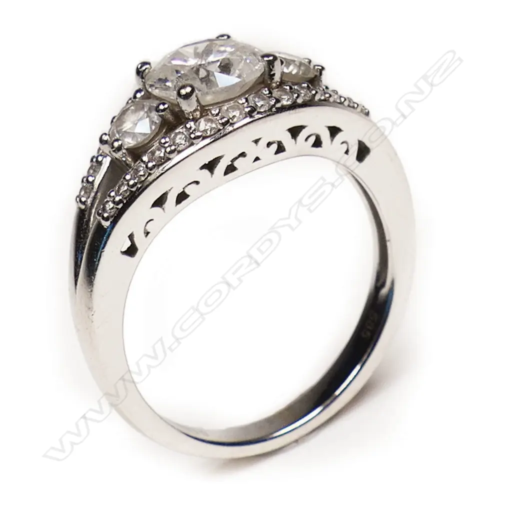 A 14ct white gold and diamond trilogy ring, Image 1++