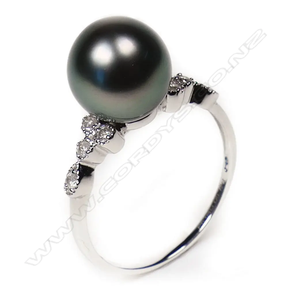 A 14ct white gold Tahitian pearl and diamond ring, Image 1++