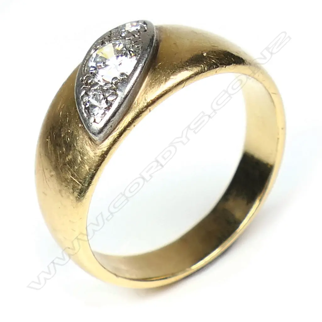 A vintage 14ct yellow gold and diamond ring, Image 1++