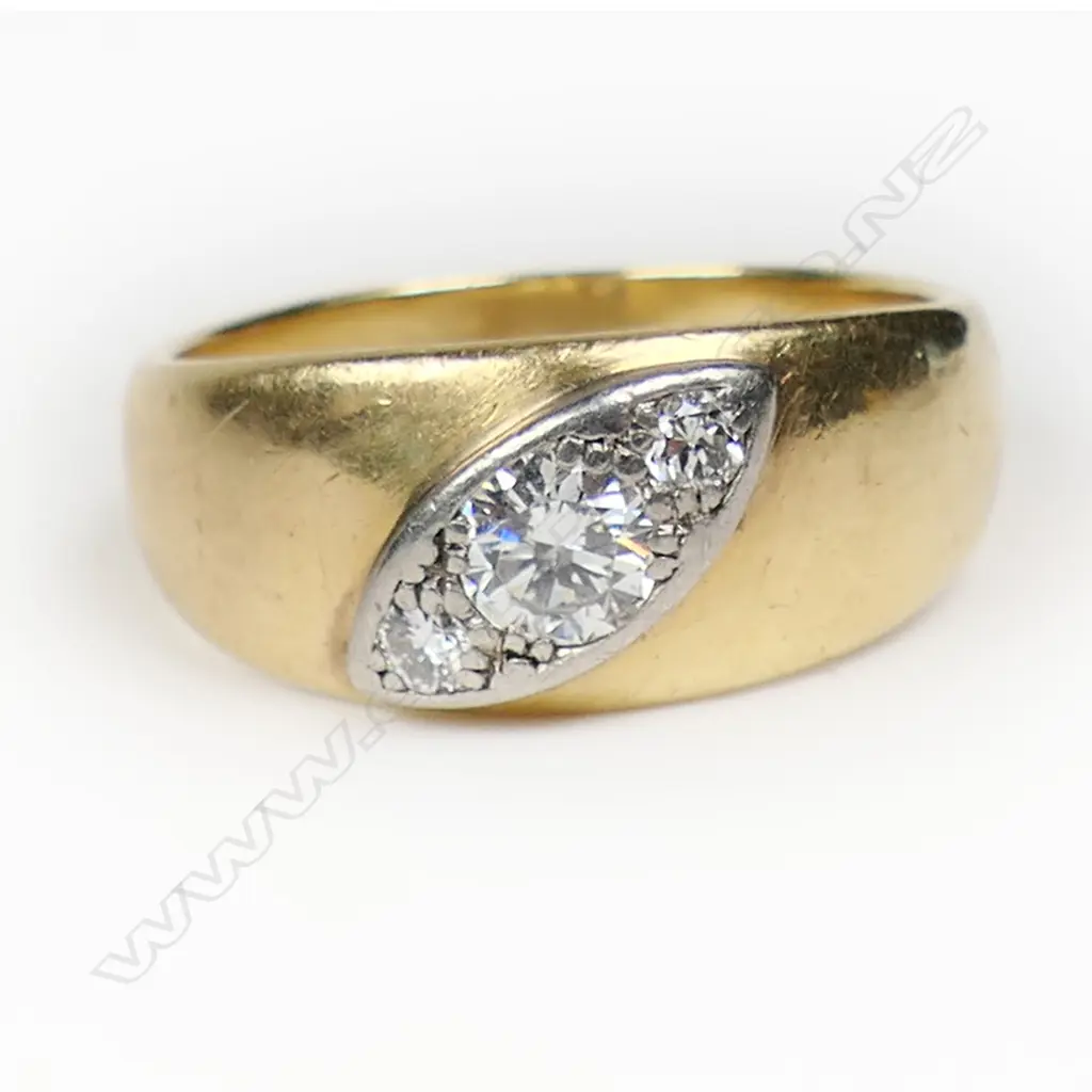 A vintage 14ct yellow gold and diamond ring, Image 1++
