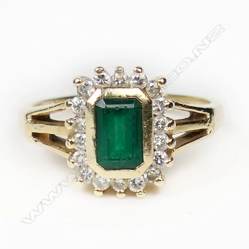 A 14ct emerald and diamond cluster ring, Image 1++
