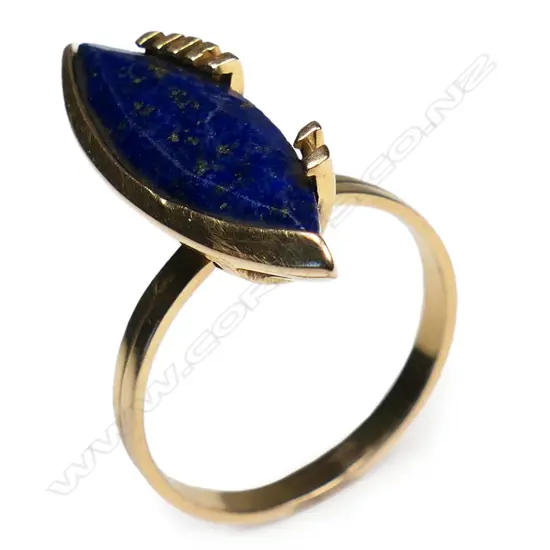 An 18ct gold retro lapis lazuli ring,