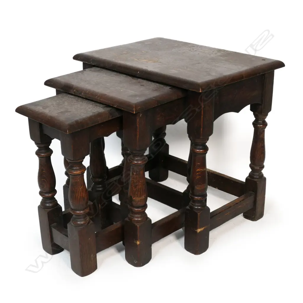 A set of three early / mid 20thC Georgian country style nesting tables, Image 1++