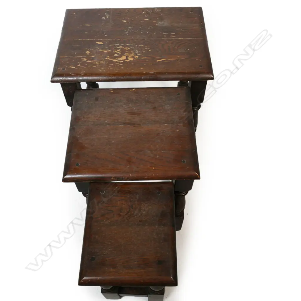 A set of three early / mid 20thC Georgian country style nesting tables, Image 1++