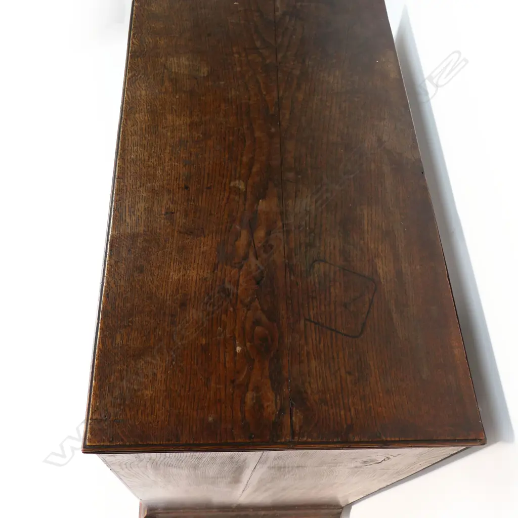 A Georgian oak five drawer chest, Image 1++