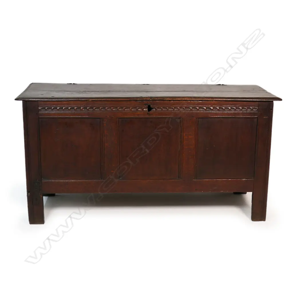 An 18thC country oak coffer, Image 1++