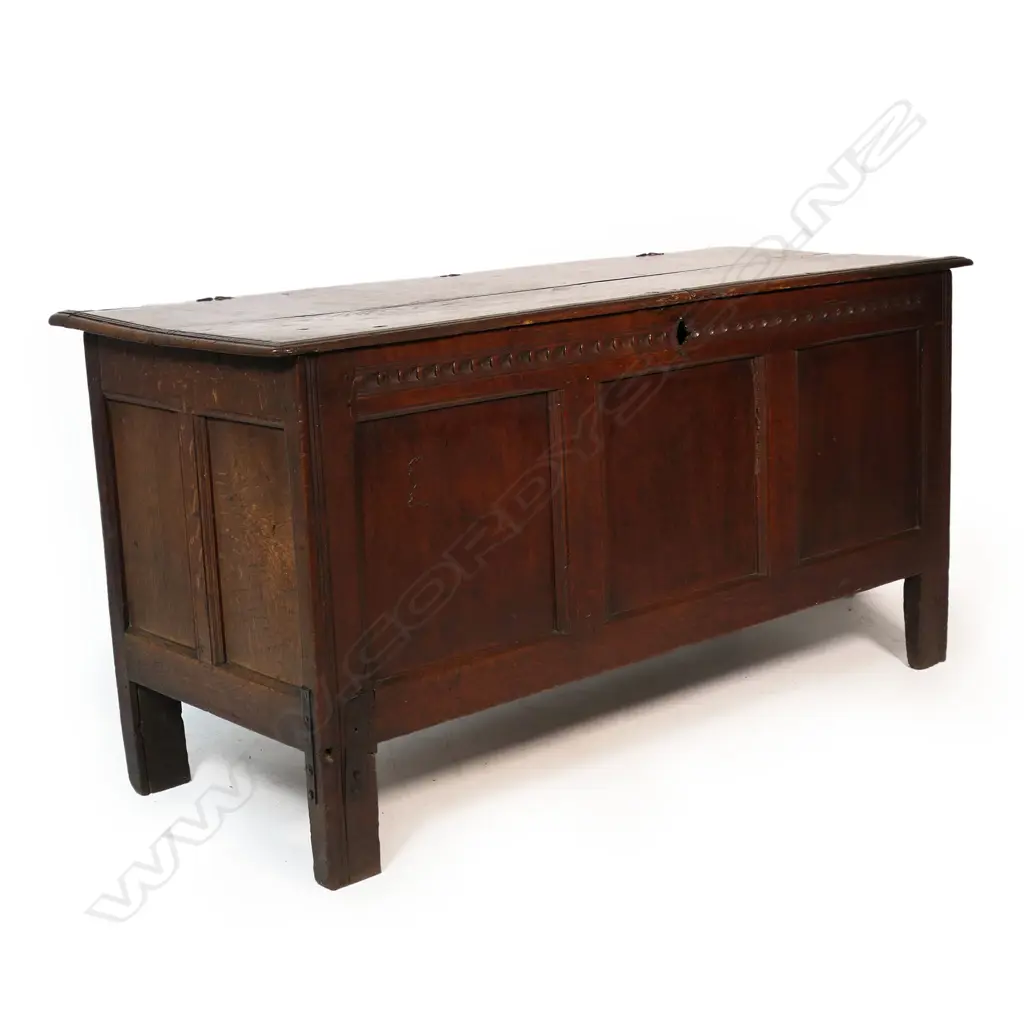 An 18thC country oak coffer, Image 1++