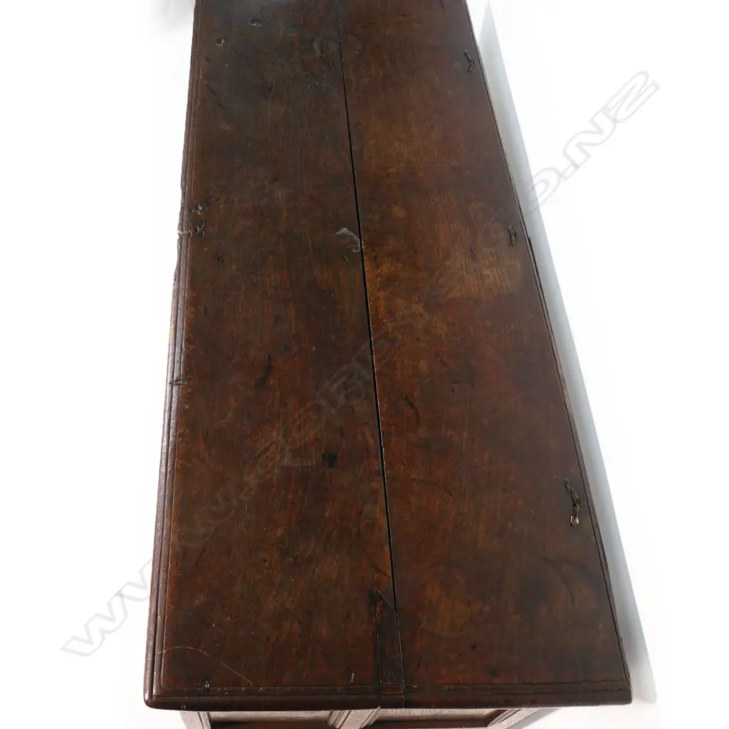 An 18thC country oak coffer, Image 1++