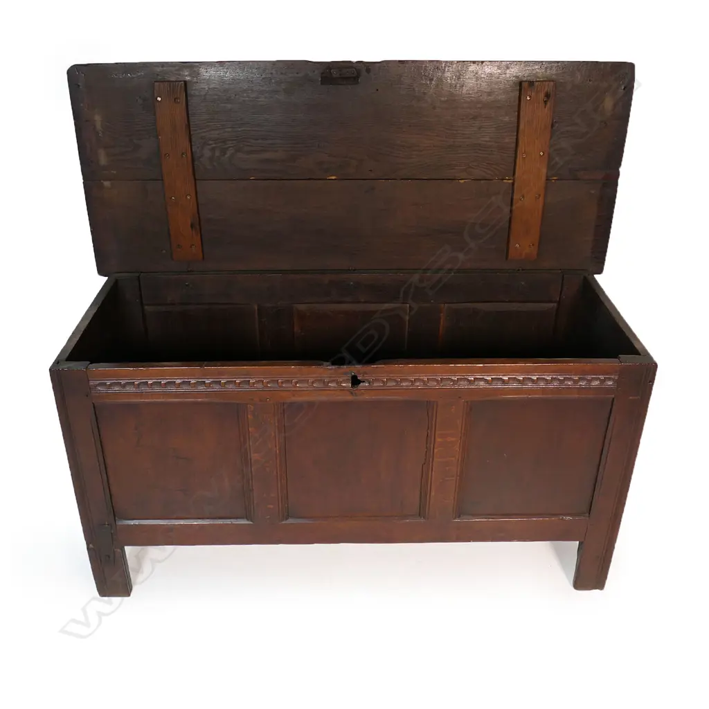 An 18thC country oak coffer, Image 1++