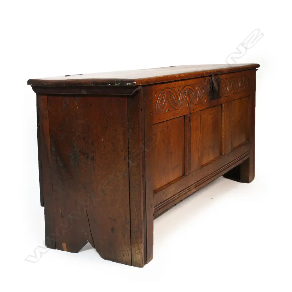 A small proportion 18thC oak coffer, Image 1++