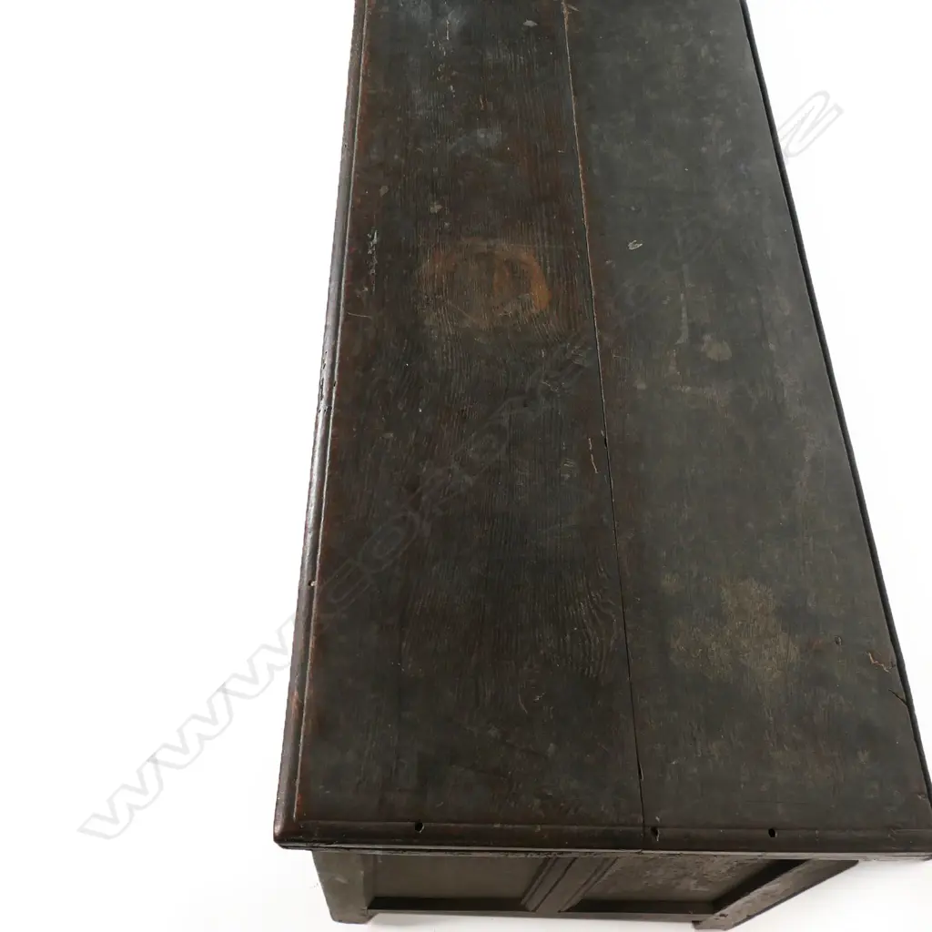 A large George III oak coffer, Image 1++