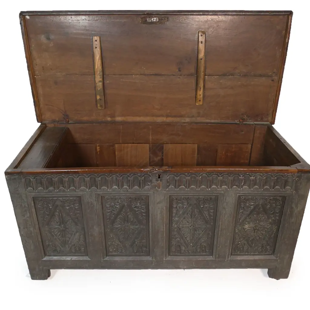 A large George III oak coffer, Image 1++