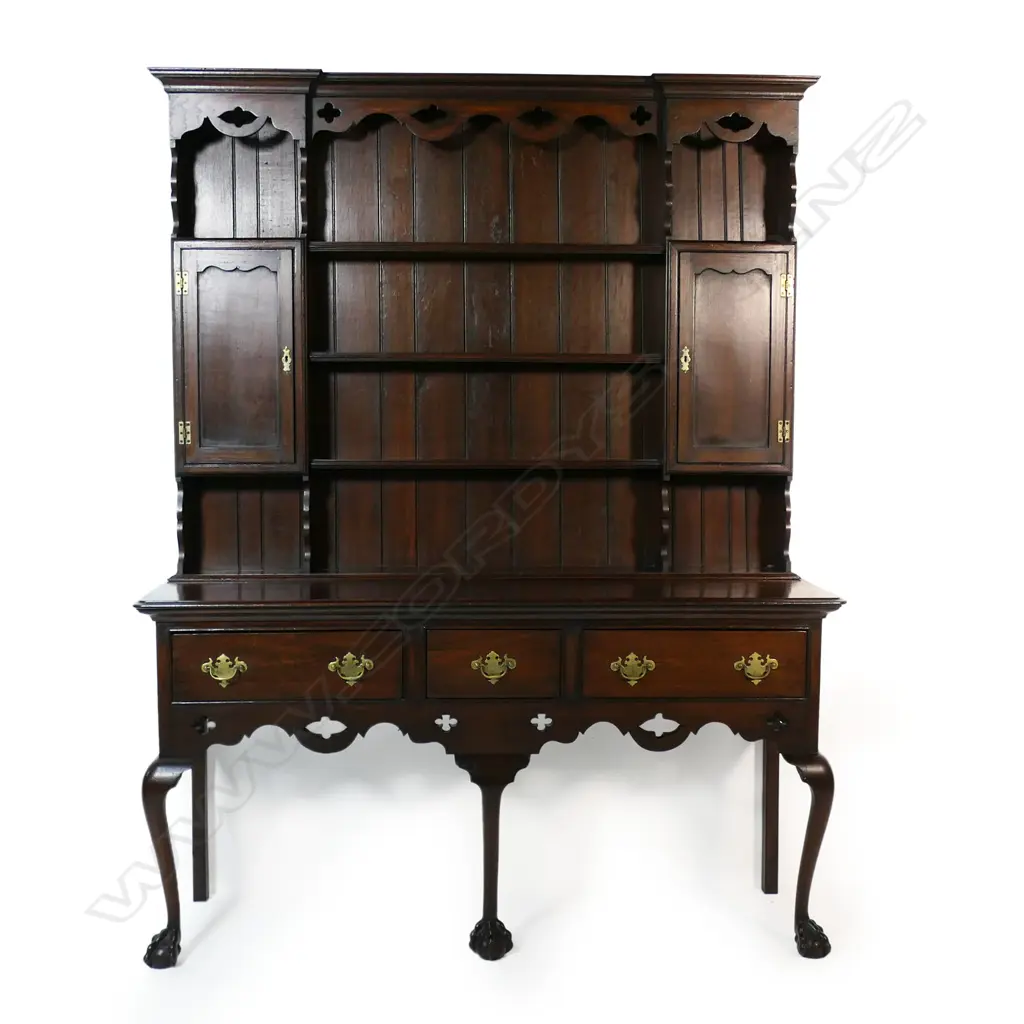An oak Georgian style Welsh dresser, Image 1++