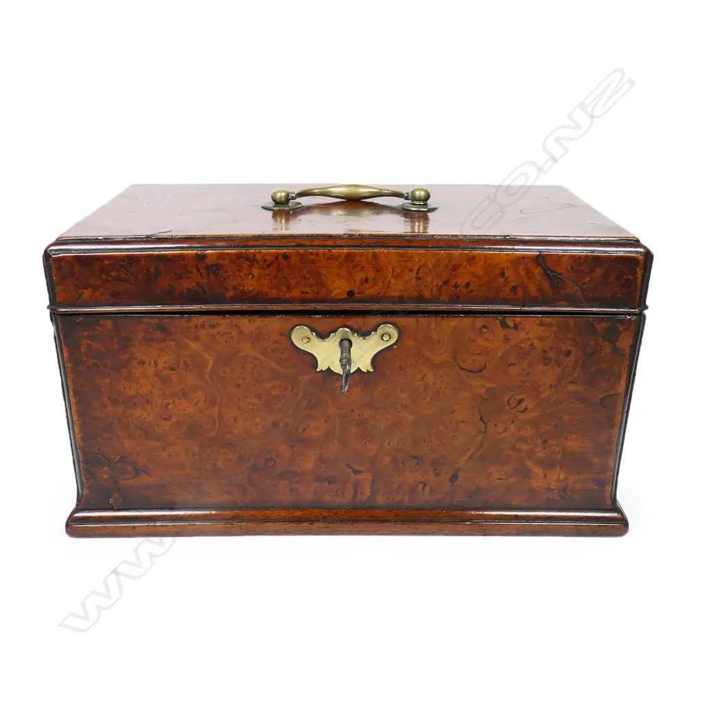 A Georgian walnut tea caddy, Image 1++