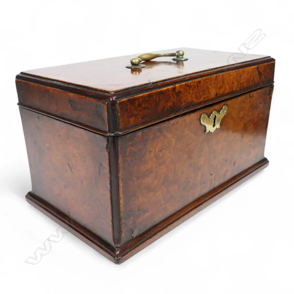 A Georgian walnut tea caddy, Image 1++