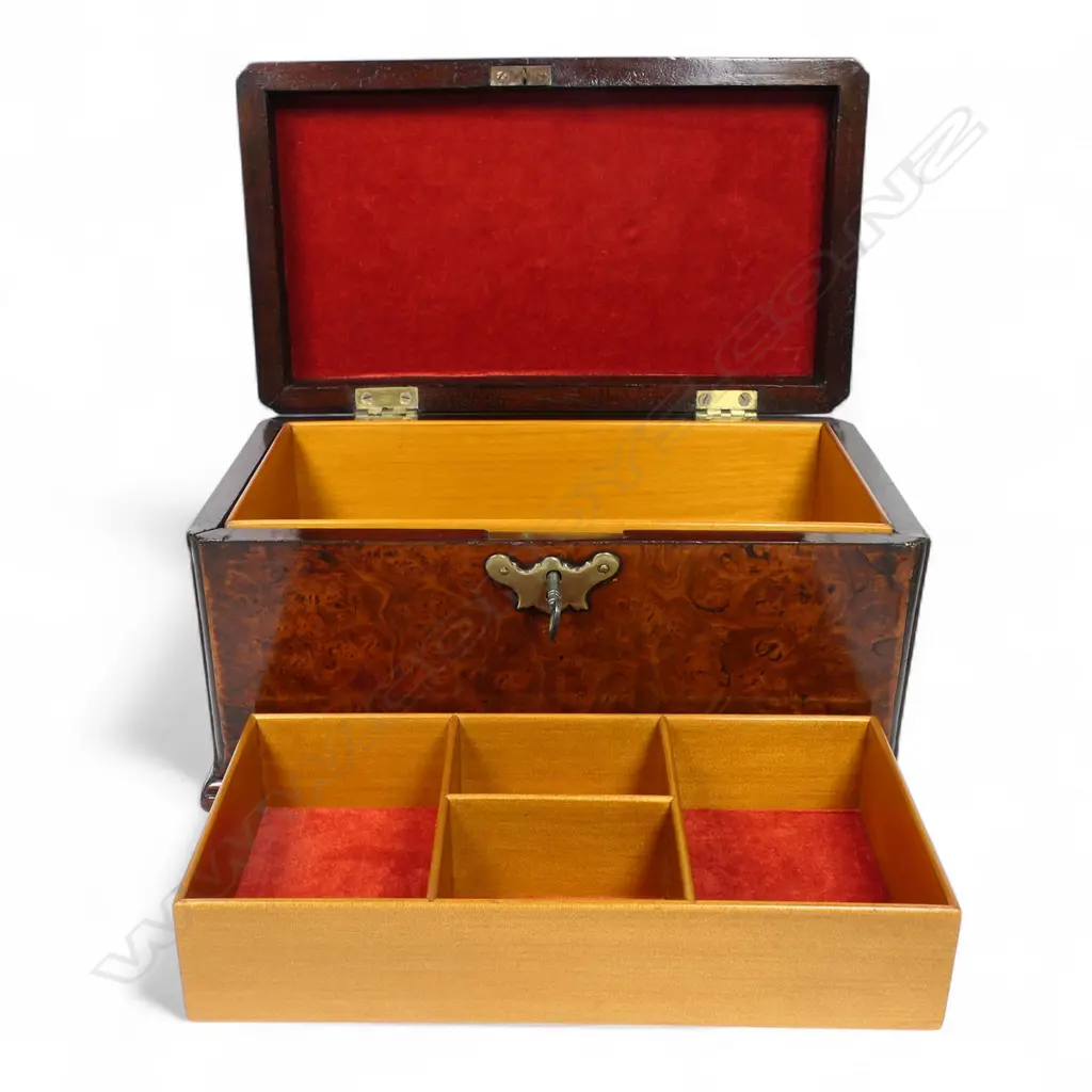 A Georgian walnut tea caddy, Image 1++