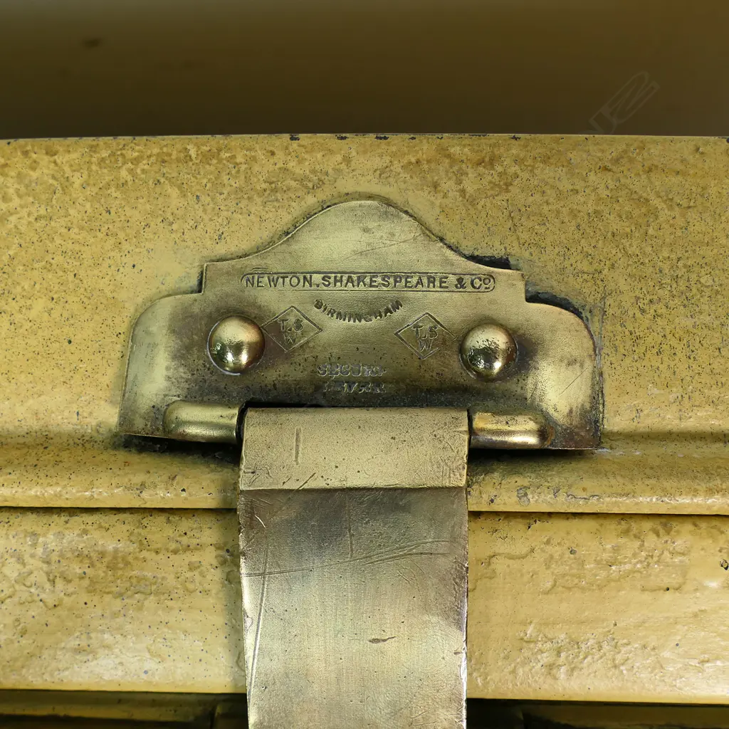 A ‘Star Of India’ tin trunk, Image 1++