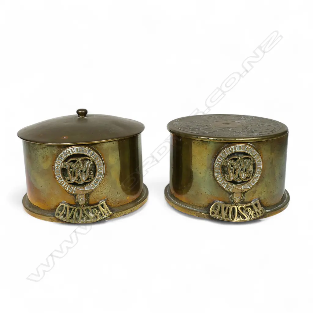 Two WW1 trench art brass large shell cases with military insignia 'Q.V.O.S & M', Image 1++