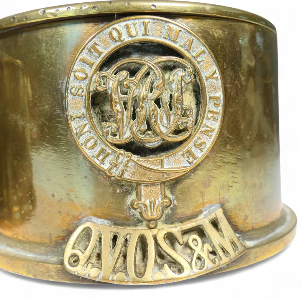 Two WW1 trench art brass large shell cases with military insignia 'Q.V.O.S & M', Image 1++